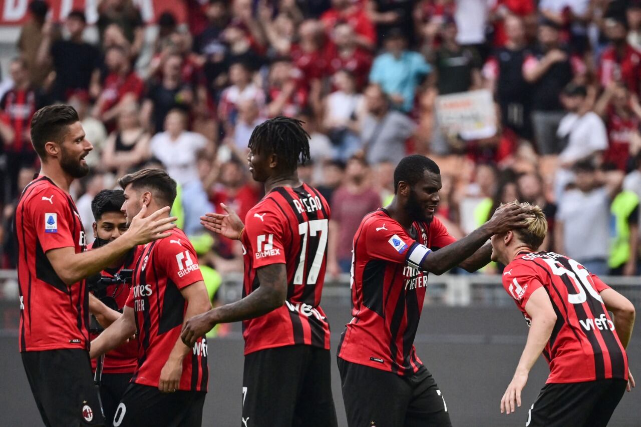 Milan espera coronarse campeón en su visita a Sassuolo