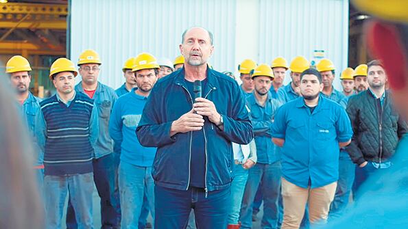 El peronista Omar Perotti cerró su campaña electoral rodeado de trabajadores.
