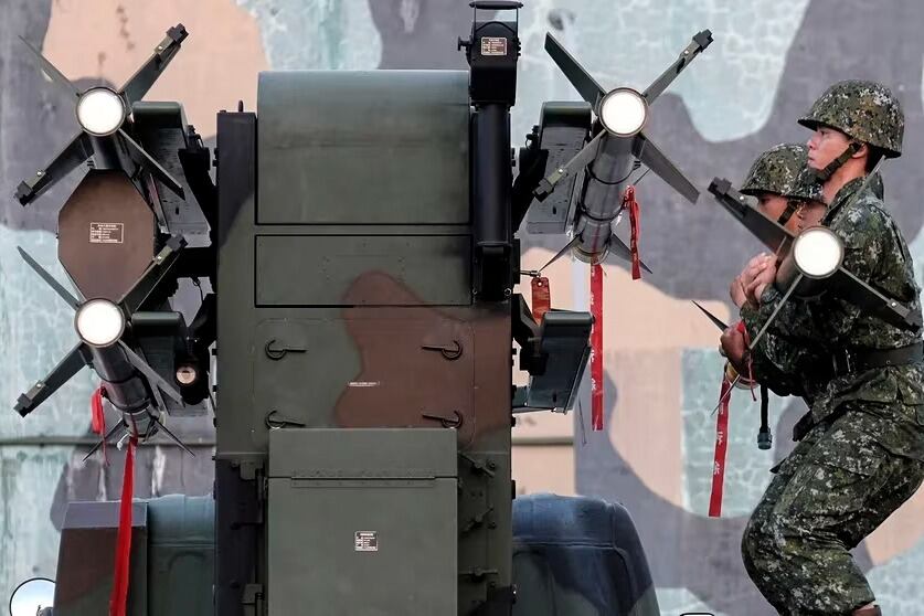 Soldados taiwaneses hacen ejercicios militares. 