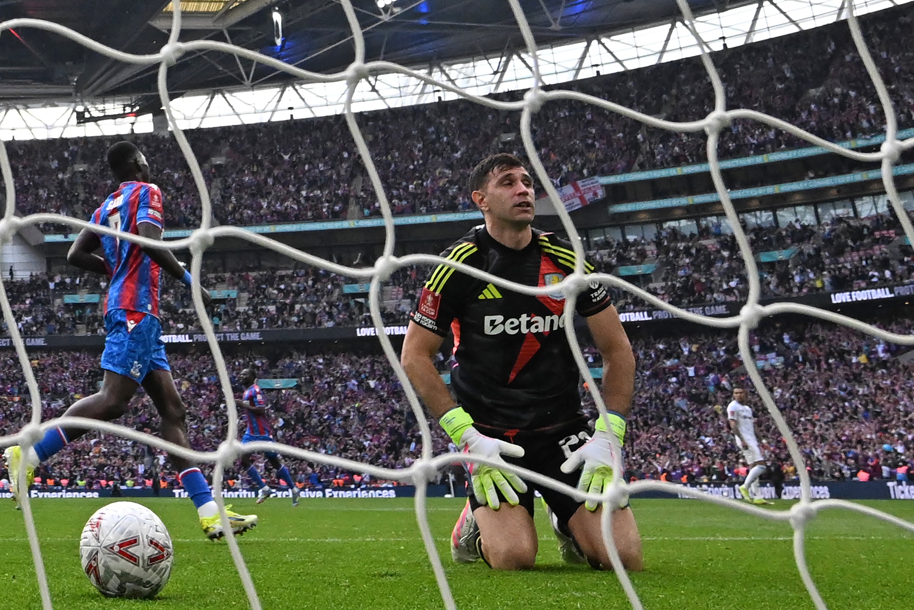 El Dibu sufre uno de los tres goles