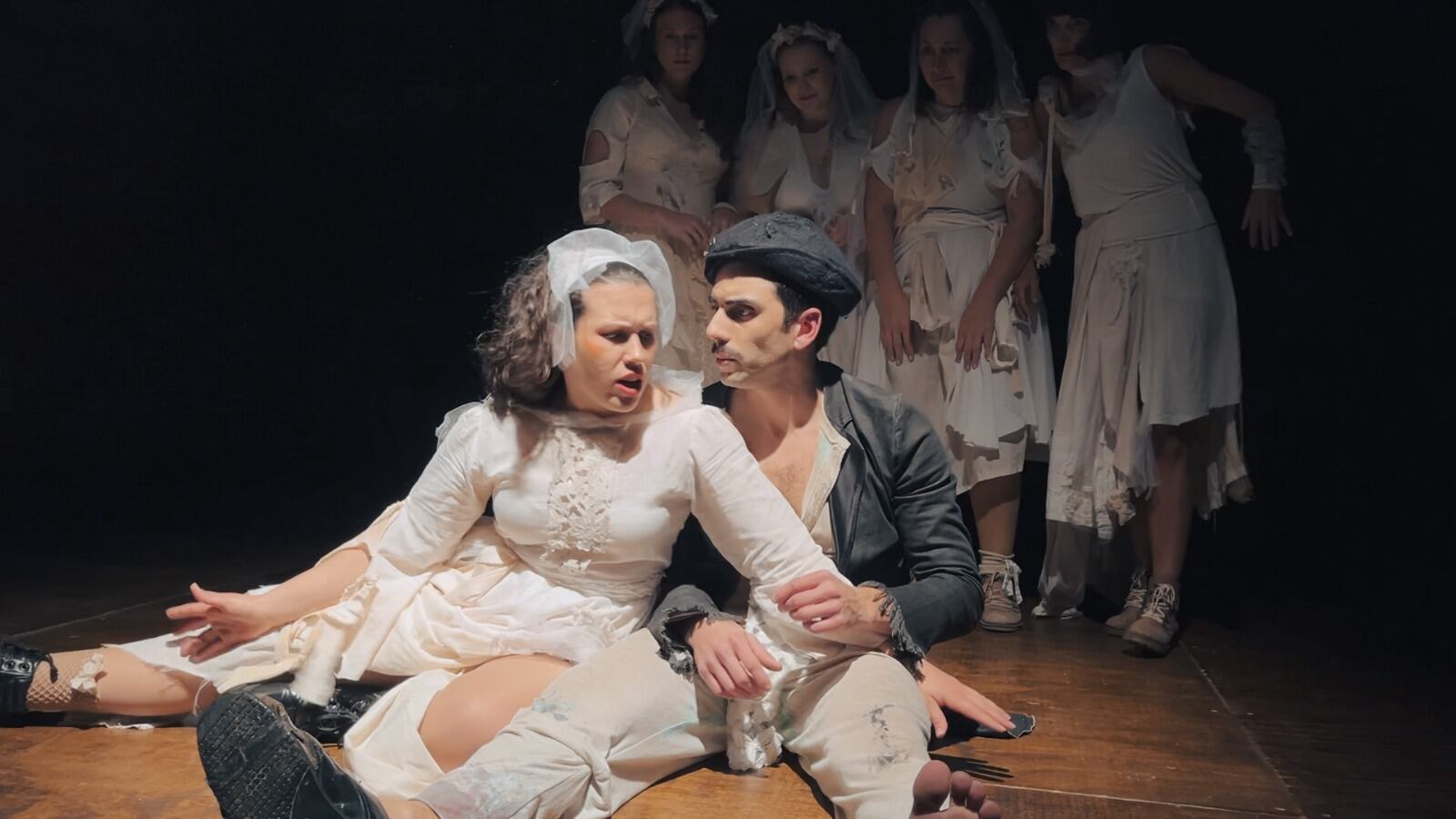 Santiago Pereiro es Vittorino, y Ella es encarnada por seis actrices. 