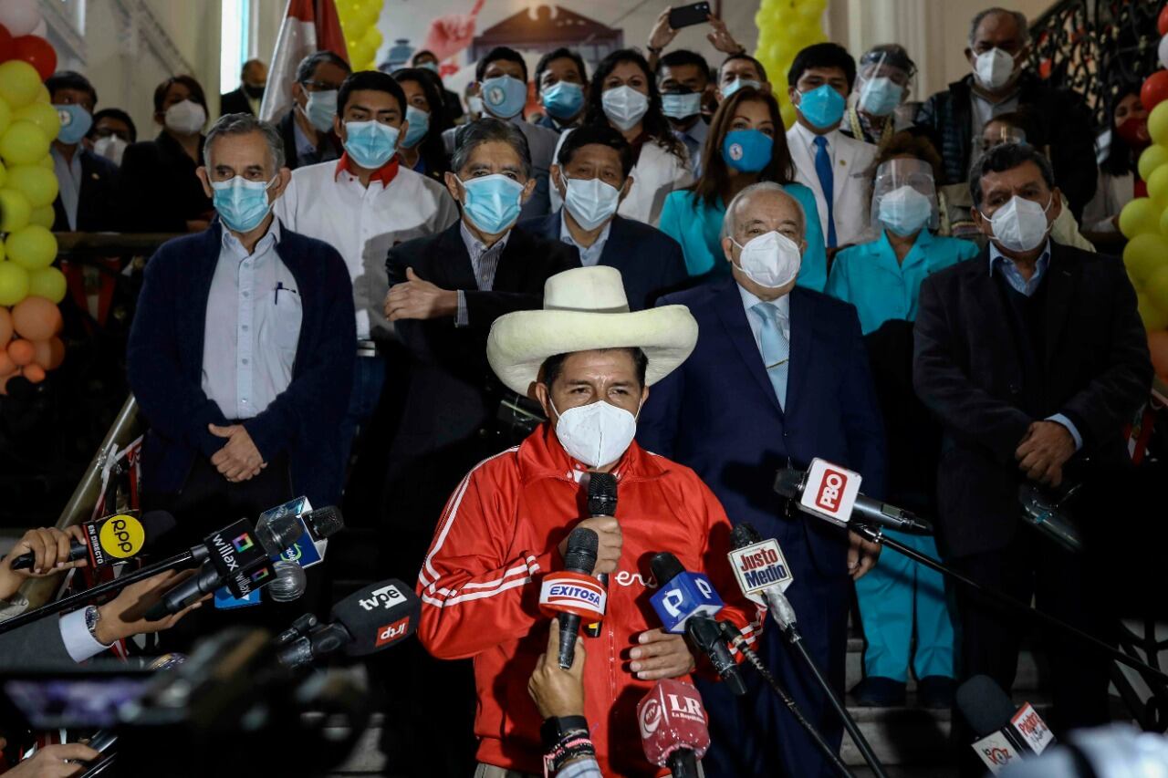 Castillo cerró su campaña en la Plaza Dos de Mayo de Lima.