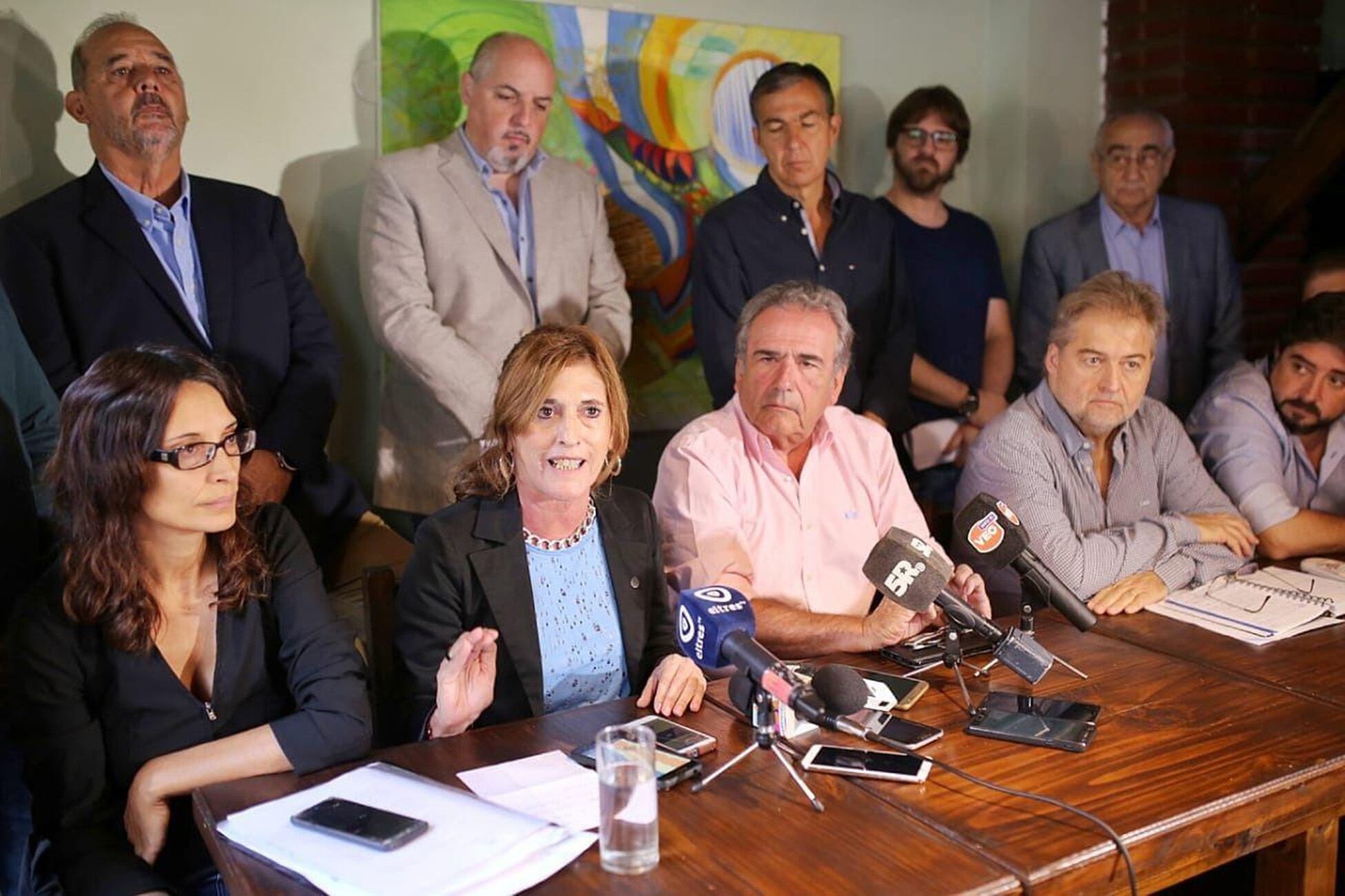 El PJ y Cambiemos coincidieron en remarcar supuestas irregularidades.El socialista De Pollina advirtió sobre la intención de privatizar el escrutinio.