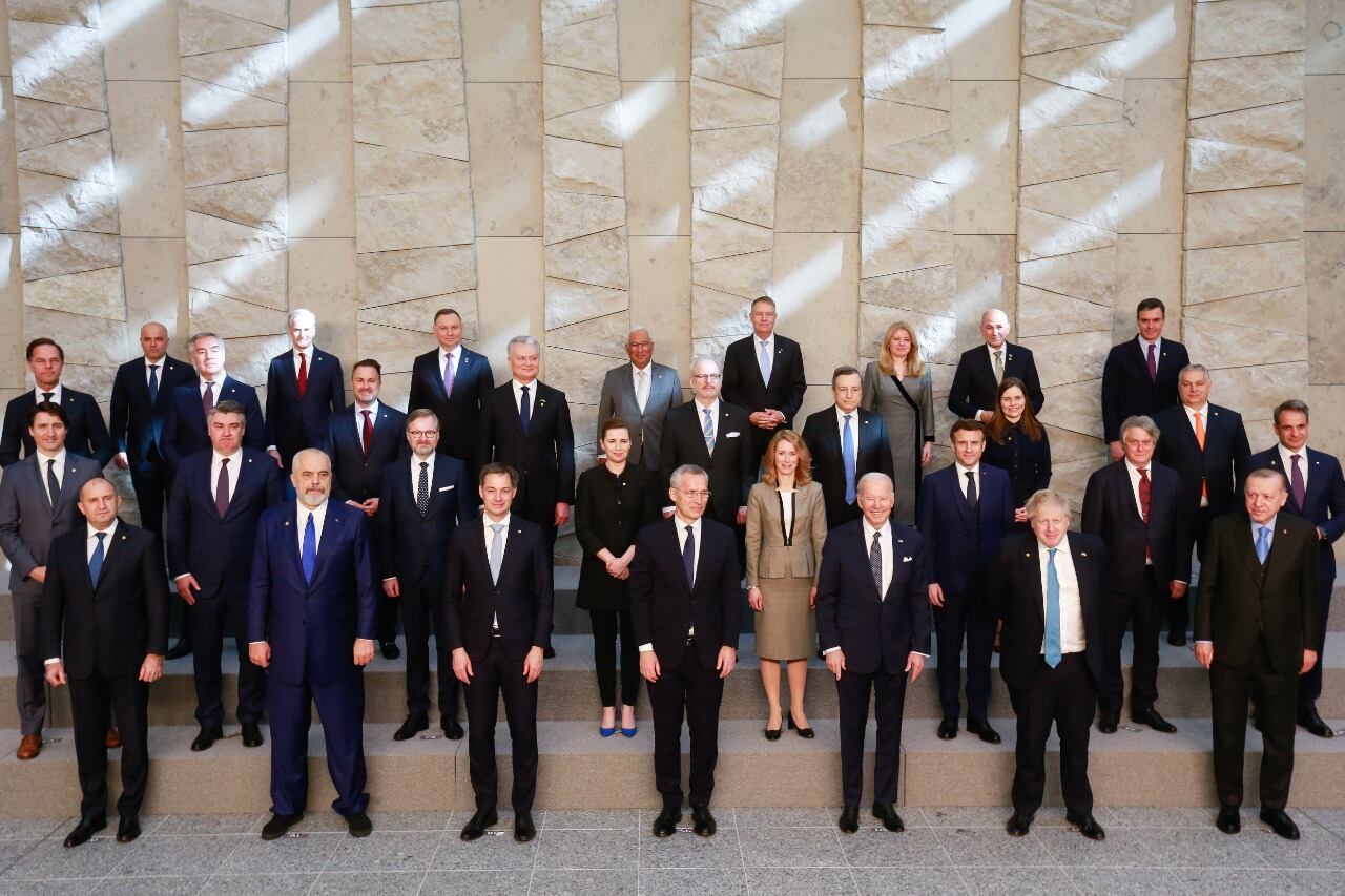 Foto oficial de los jefes de Estado y primeros ministros que participaron en la cumbre de la OTAN. Foto2: Un soldado uncraniano vigila cerca de Jarkov. (EFE)