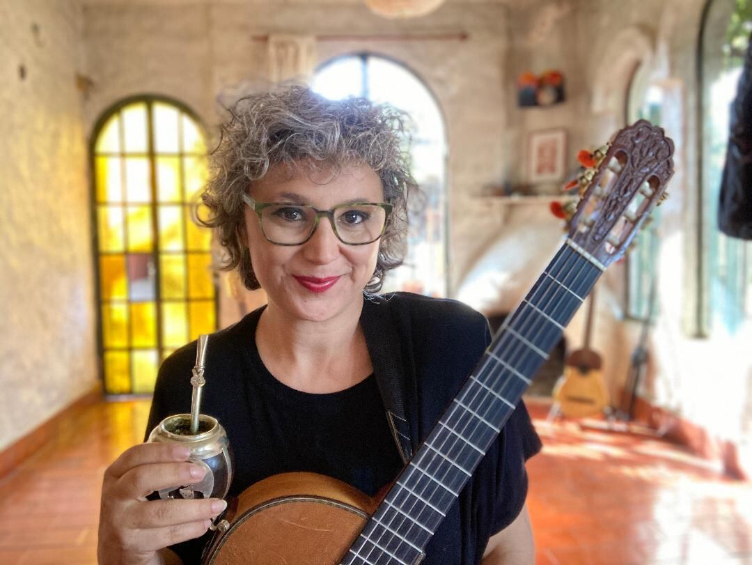 Jury, guitarra y mate en mano. “Sean felices… buena vida y poca vergüenza, como dijo Susy Shock”, le deseó a su público la semana pasada.