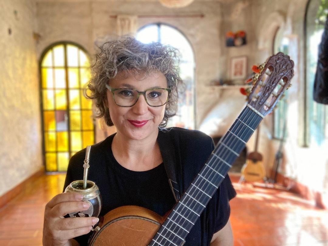 Jury, guitarra y mate en mano. “Sean felices… buena vida y poca vergüenza, como dijo Susy Shock”, le deseó a su público la semana pasada.