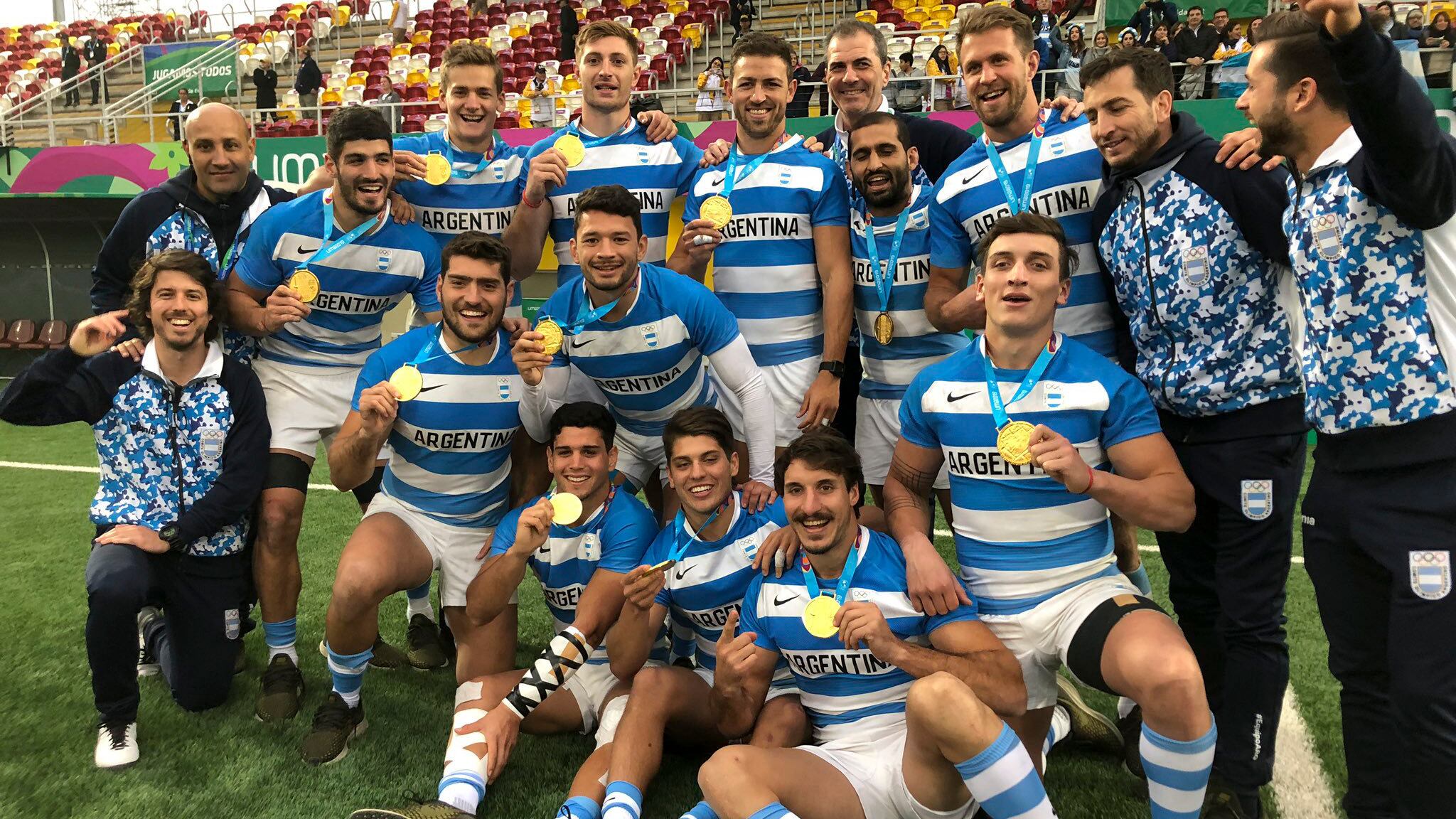 Los argentinos, con la medalla colgada en el pecho.