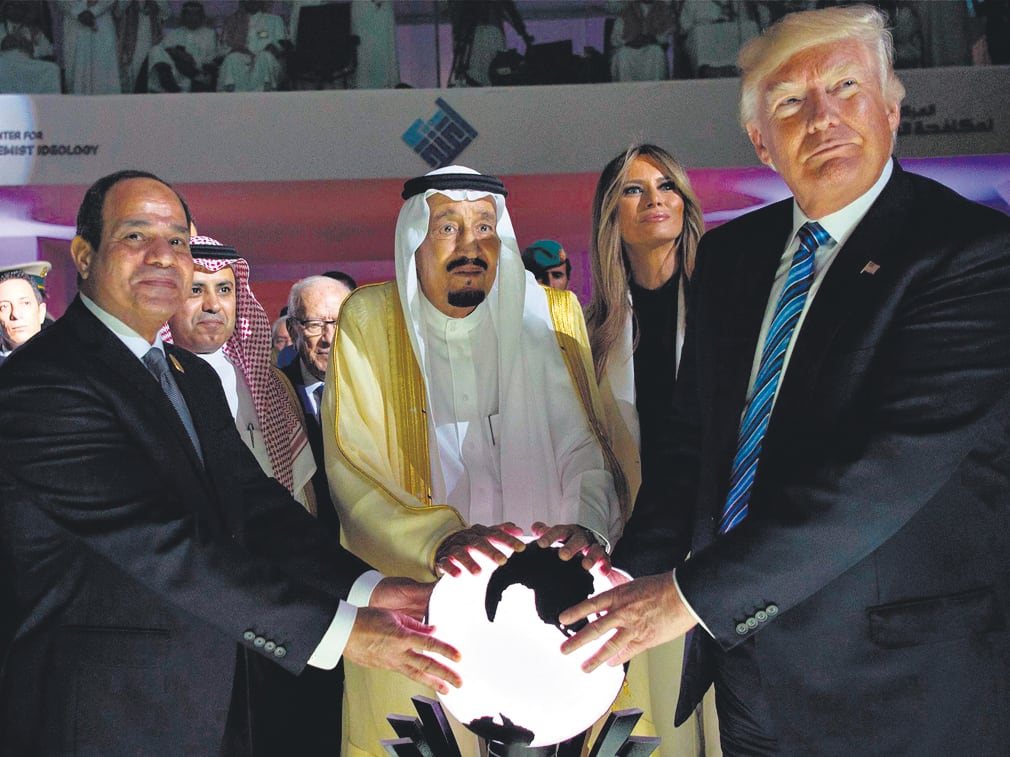 Trump junto al rey saudita Salman (centro) y el presidente egipcio Al Sisi.