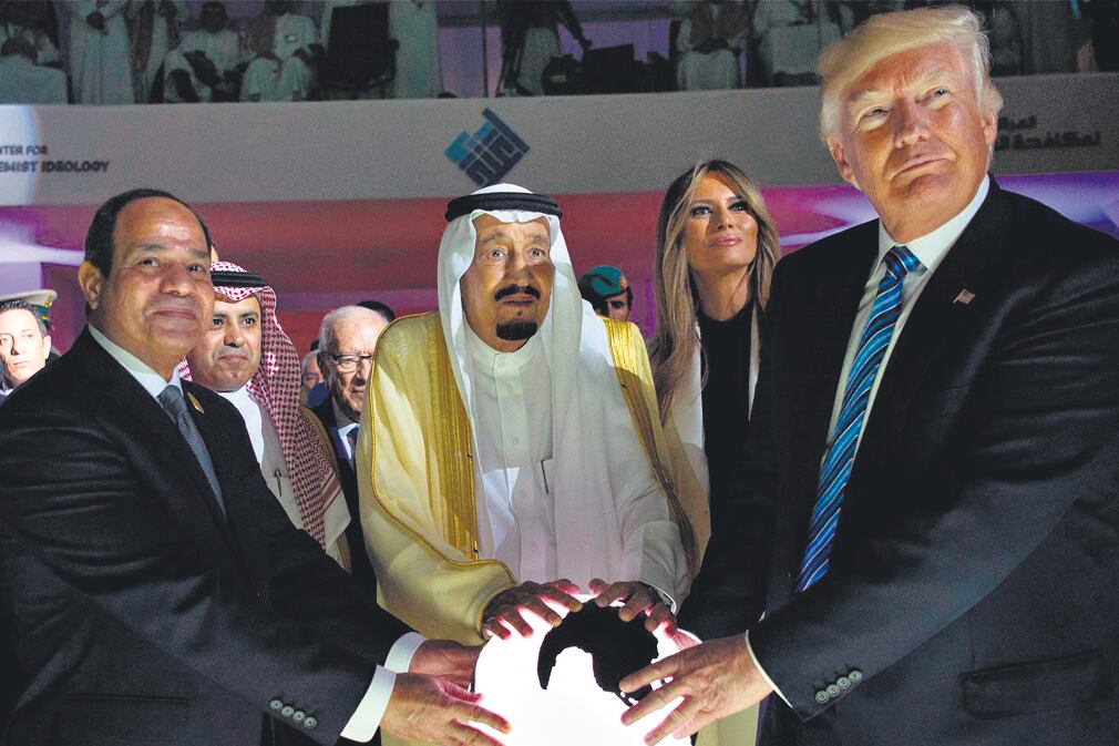 Trump junto al rey saudita Salman (centro) y el presidente egipcio Al Sisi.