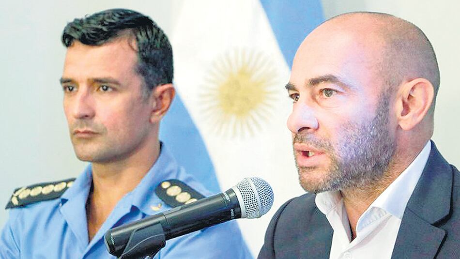 El ministro de Gobierno y el jefe de policía en la conferencia de prensa.