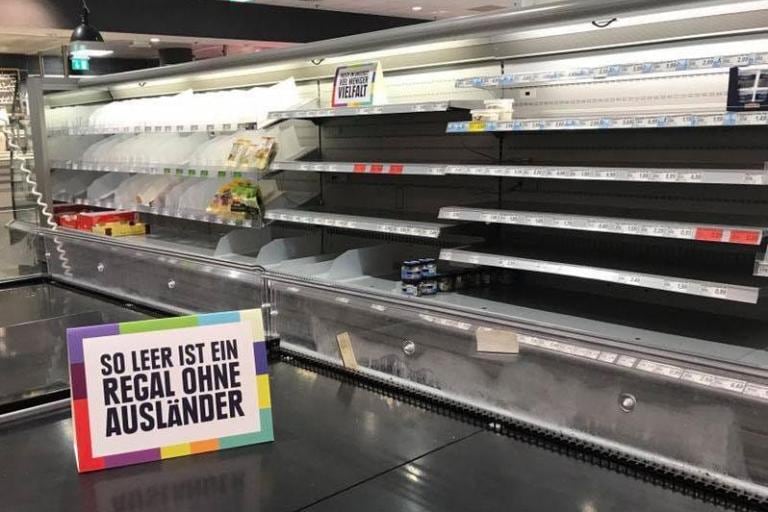 "Así de vacías se ven las estanterías sin extranjeros", dice el cartel frente a la góndola sin productos.