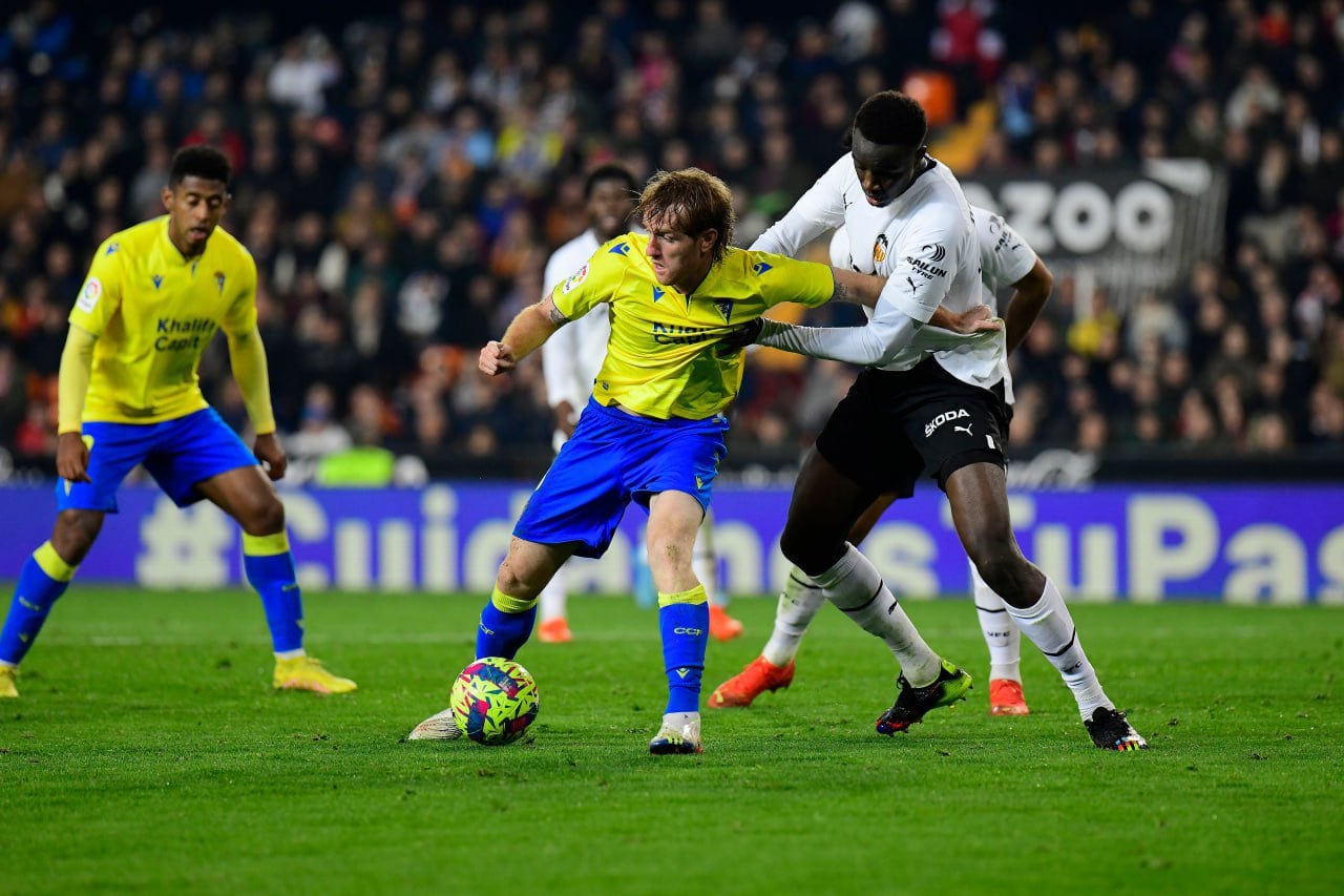 Cádiz golpeó al inicio y luego aguantó bien el resultado en el Mestalla