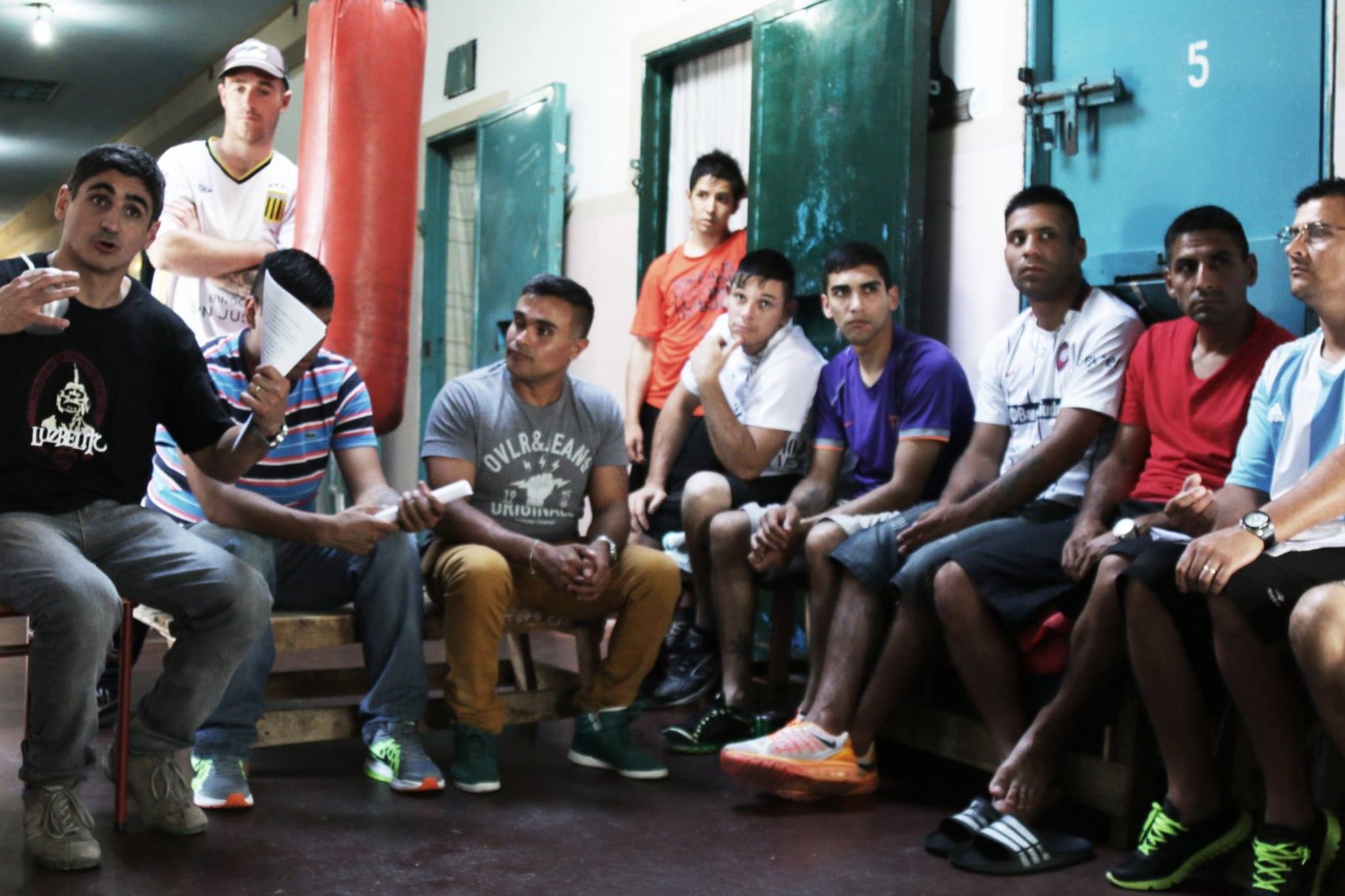 En los talleres, que trabajan la reflexión y el respeto al cuerpo, se cruzan el hip hop, el boxeo y Heidegger.