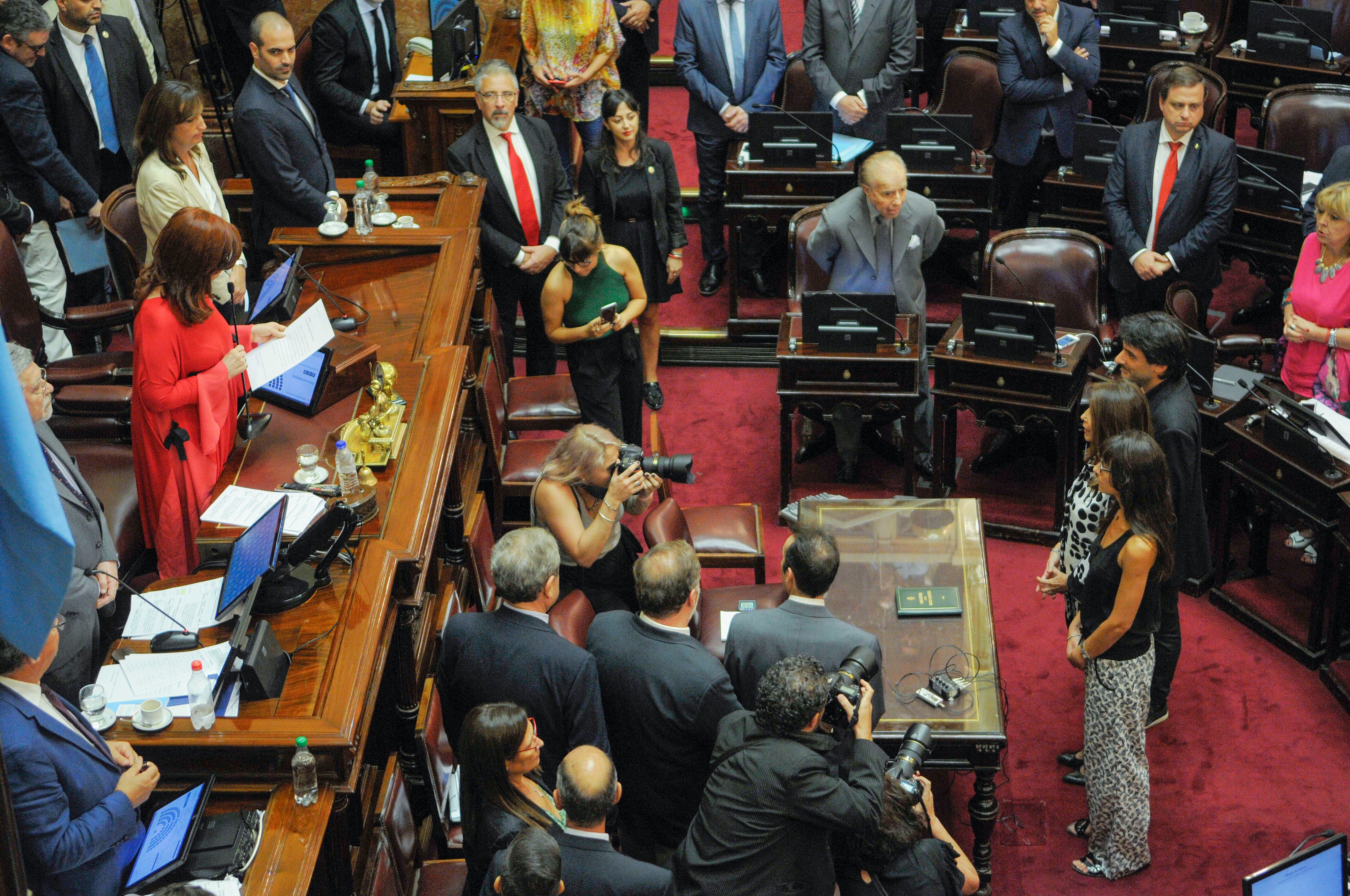 Tras ser elegida, Marisa Graham juró en su nuevo cargo en el mismo Senado.