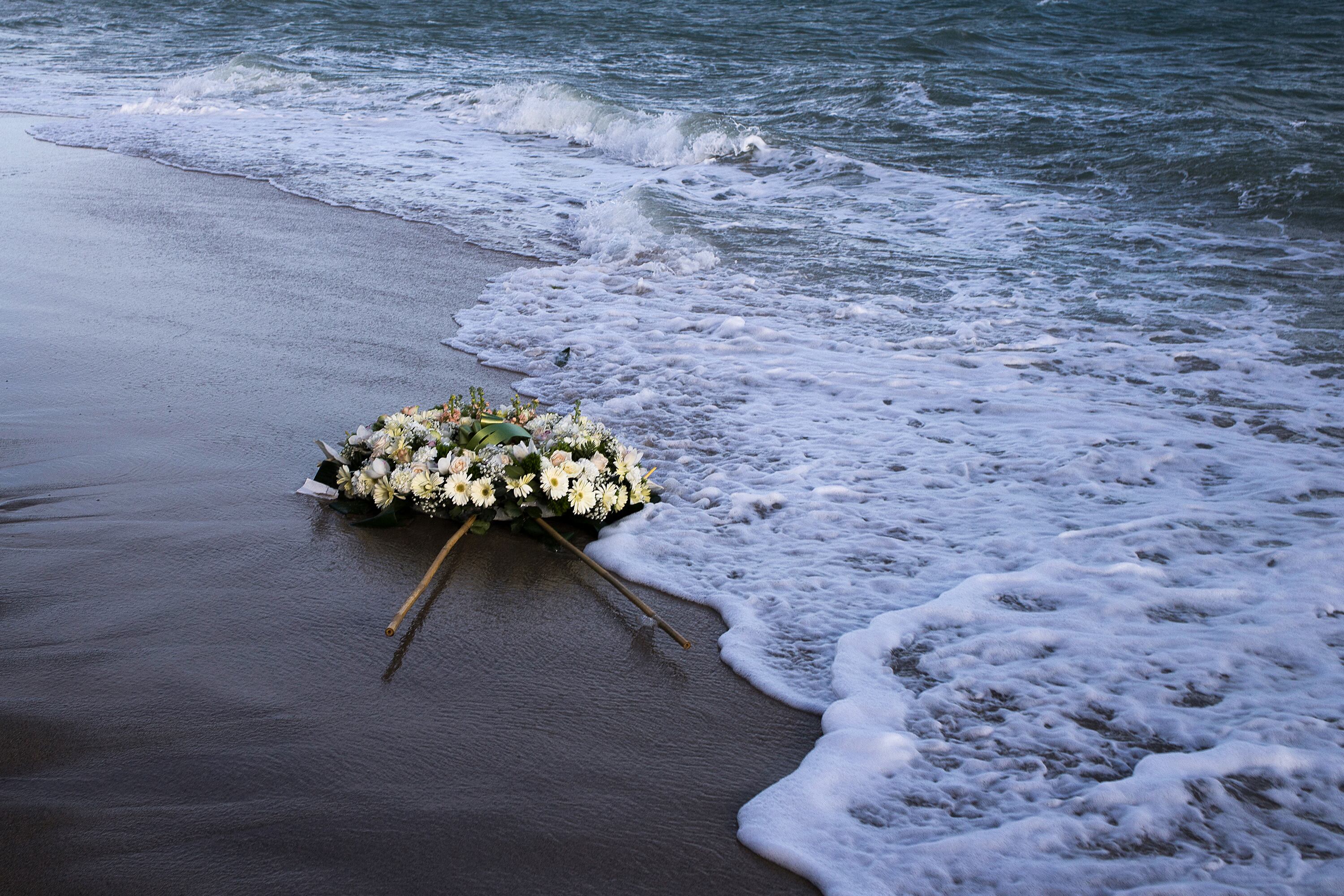 Ofrenda floral en Calabria pra conmemorar alos naufragos.