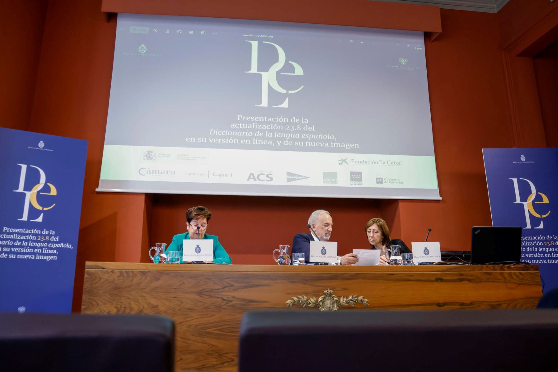 Las autoridades de la RAE, comunicando las novedades