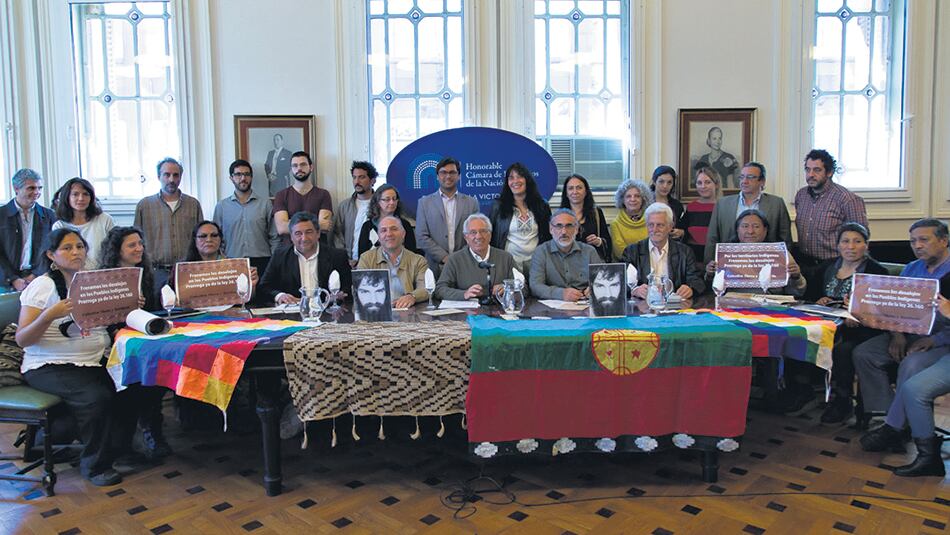 Los diputados del FpV en conferencia luego de la reunión de comisión.