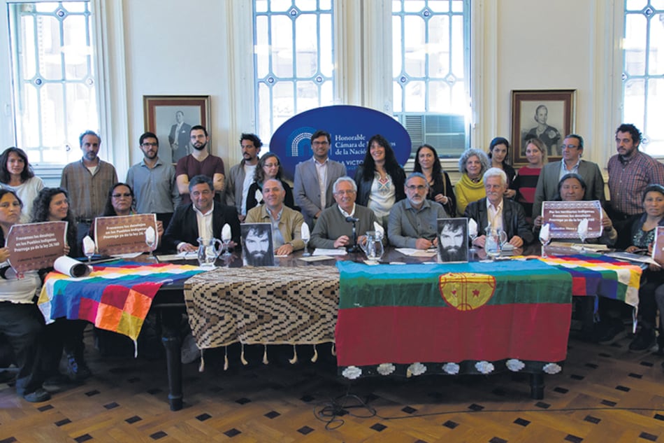 Los diputados del FpV en conferencia luego de la reunión de comisión.