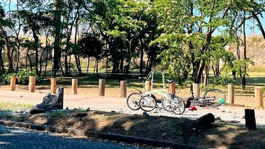 El Ford Focus conducido por un joven chocó contra un cartel y se subió a la vereda.