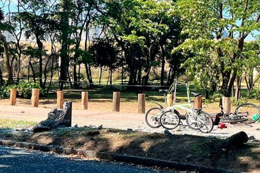 El Ford Focus conducido por un joven chocó contra un cartel y se subió a la vereda.