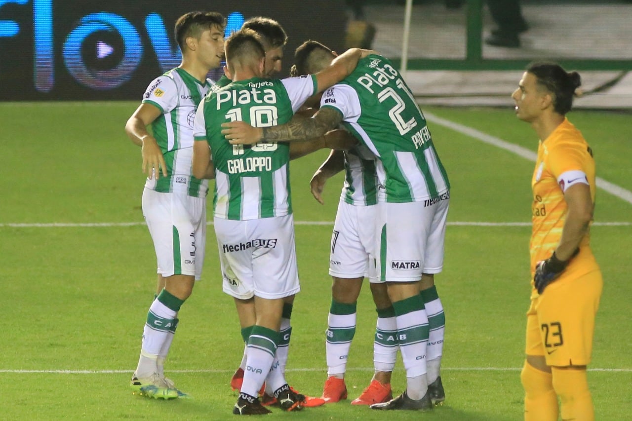 Los jugadores de Banfield saludan a Bordagaray por su gol.