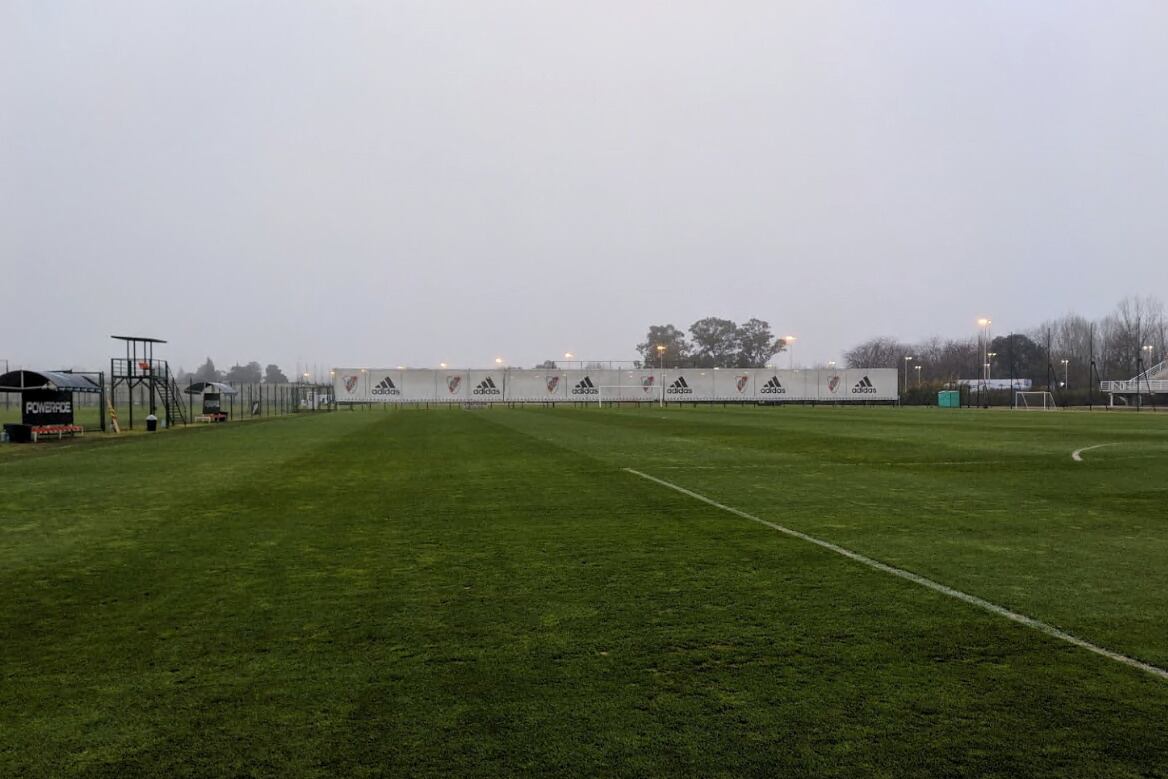 Al River Camp hay que ponerle cabinas de transmisión y lonas para la publicidad.