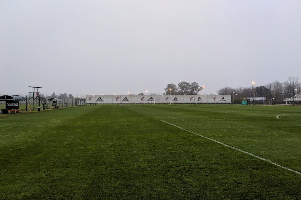 Al River Camp hay que ponerle cabinas de transmisión y lonas para la publicidad.