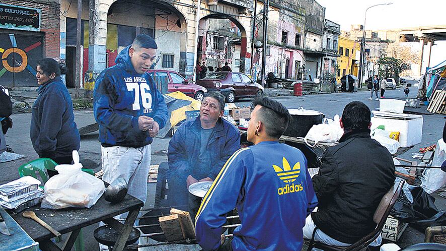 Frente a Pedro de Mendoza 1447 hay más de sesenta personas, niños y adultos, que esperan en la calle.