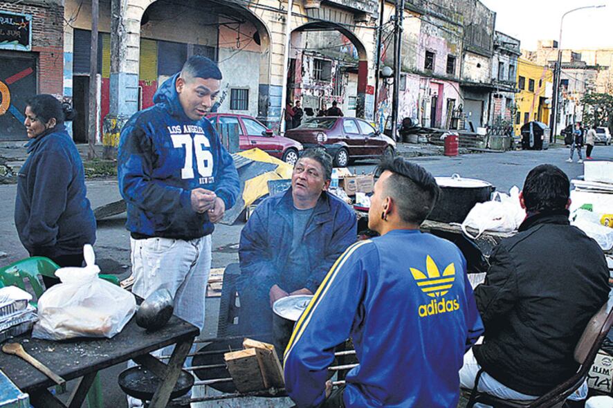 Frente a Pedro de Mendoza 1447 hay más de sesenta personas, niños y adultos, que esperan en la calle.