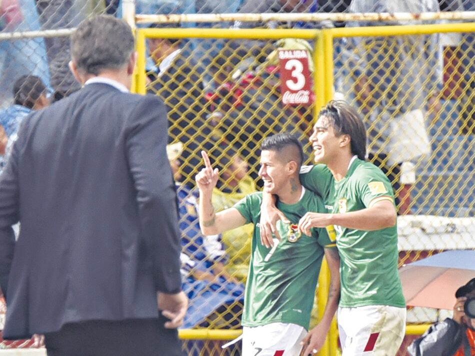 El DT Edgardo Bauza, de espaldas, observa el festejo boliviano.