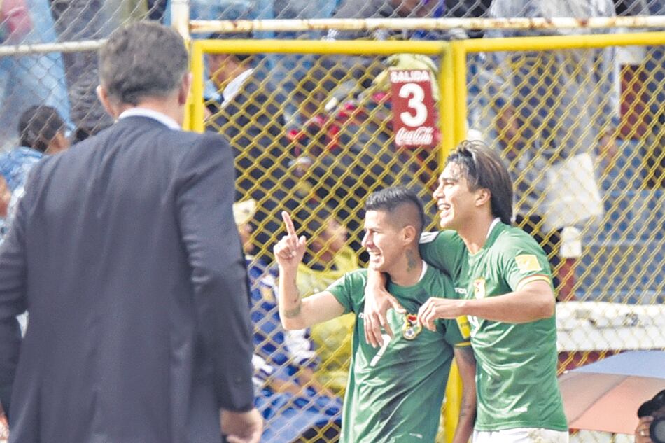 El DT Edgardo Bauza, de espaldas, observa el festejo boliviano.