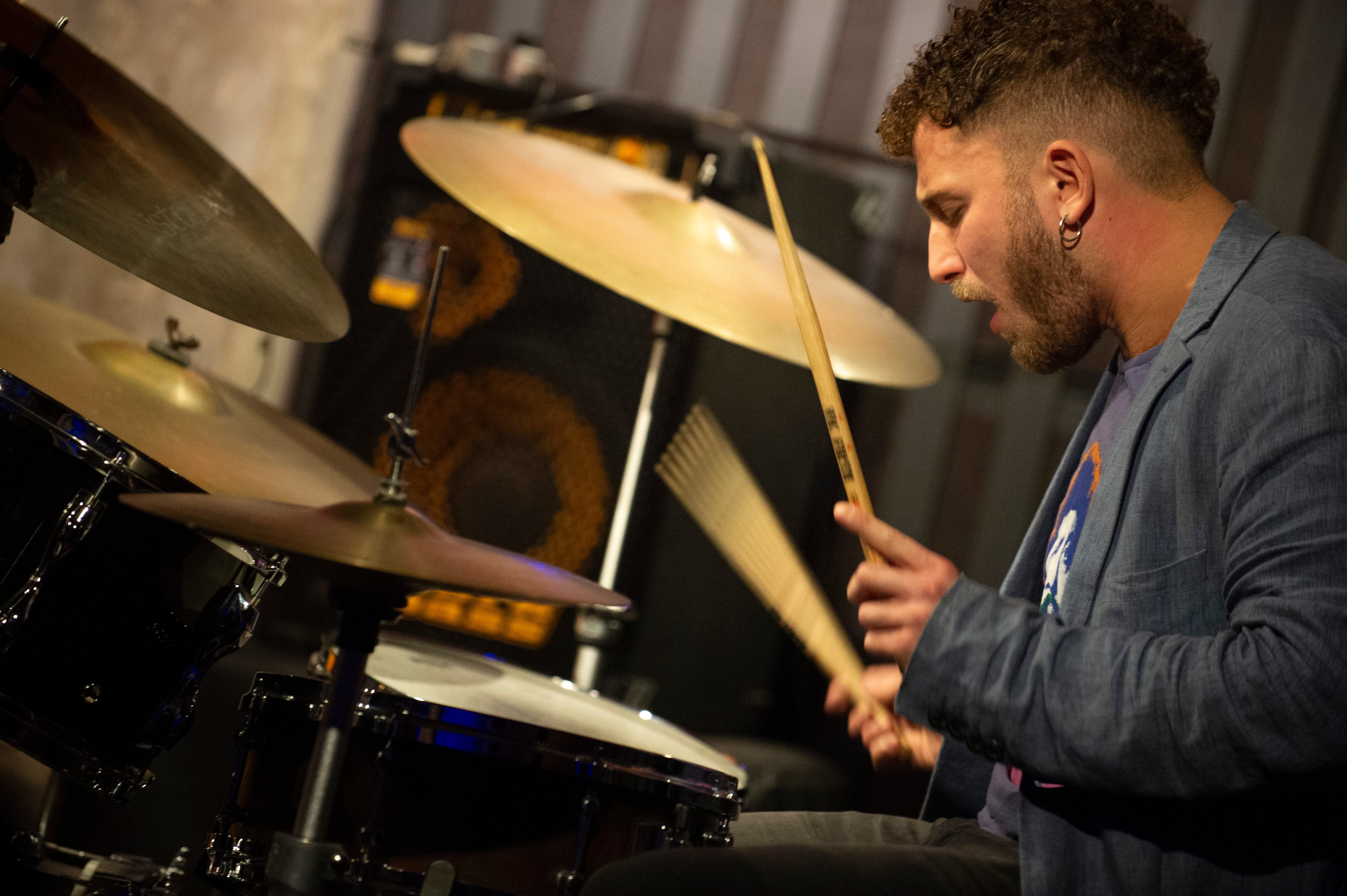 Moze propone una sonoridad marcada tanto por el jazz como por músicas latinoamericanas.