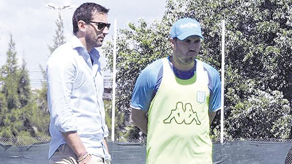 Diego Milito, secretario técnico junto a Chacho Coudet.