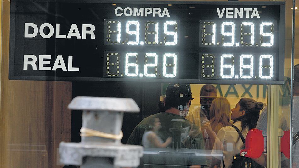 En la city se anticiparon a la decisión del Banco Central y llevaron el dólar a un nuevo record de 19,66 pesos.