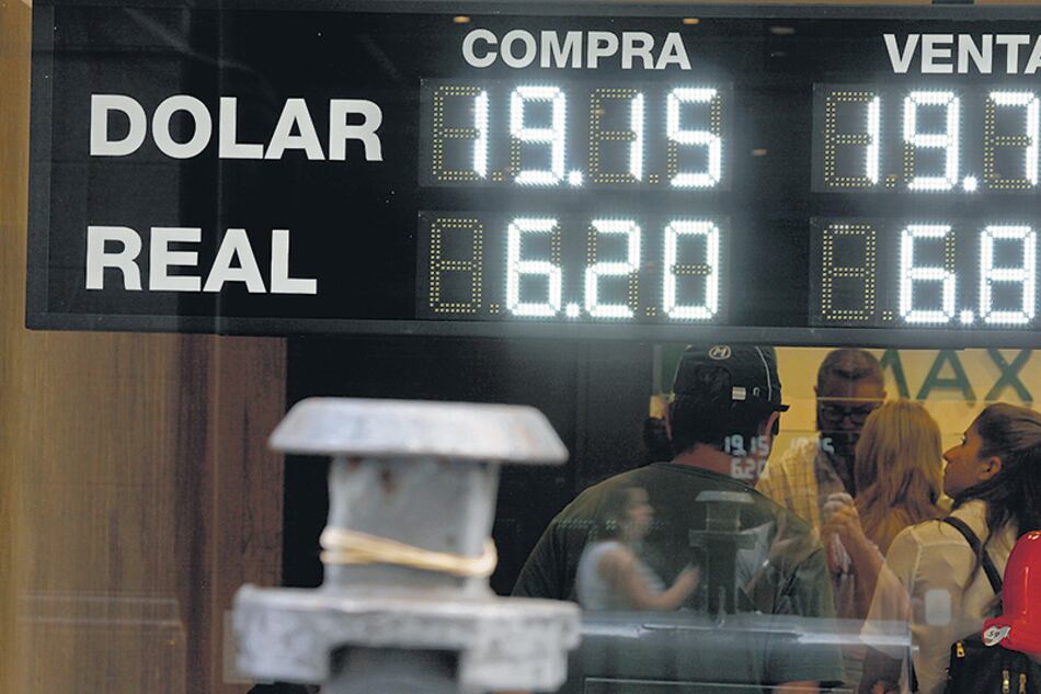 En la city se anticiparon a la decisión del Banco Central y llevaron el dólar a un nuevo record de 19,66 pesos.