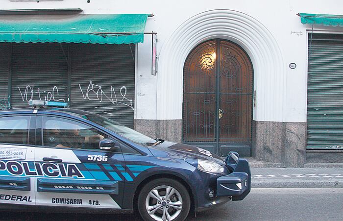 El cuerpo estaba en el departamento del cuarto piso de Venezuela 1218, en el barrio de Montserrat.