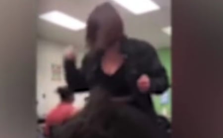 El video viral de la estudiante golpenando a su compañera.