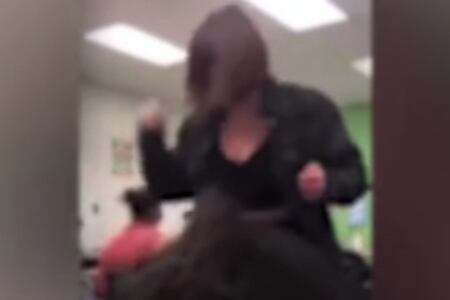 El video viral de la estudiante golpenando a su compañera.