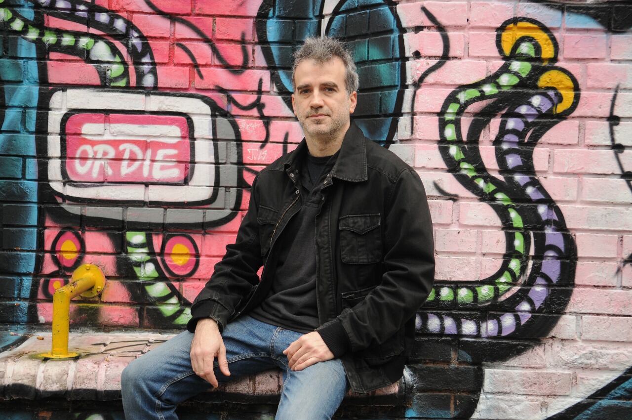 "Me interesa el cruce o la revisión de los géneros", señala Hendler.