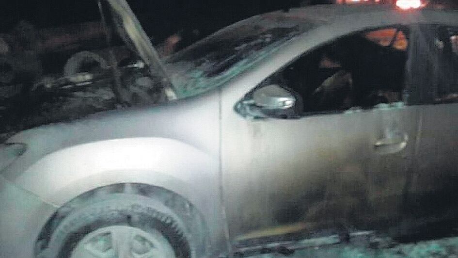 Uno de los autos incendiados en una concesionaria de Neuquén, donde se sospecha de ex empleados.