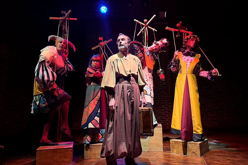 En Hamlet se va de gira un grupo de marionetas reclaman vivir. 