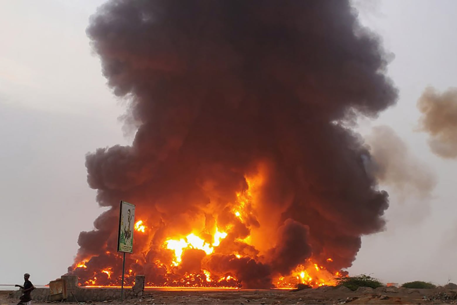 El humo se eleva tras los ataques aéreos israelíes en la ciudad portuaria de Hodeidah, Yemen.