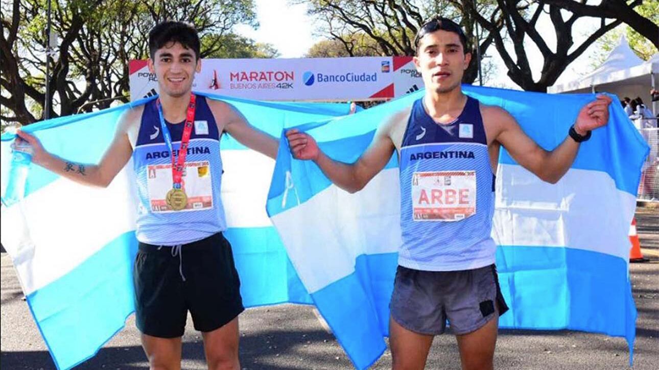 Arbe (derecha) posa con su coterráneo Eulalio Muñóz tras finalizar la Maratón de Buenos Aires.