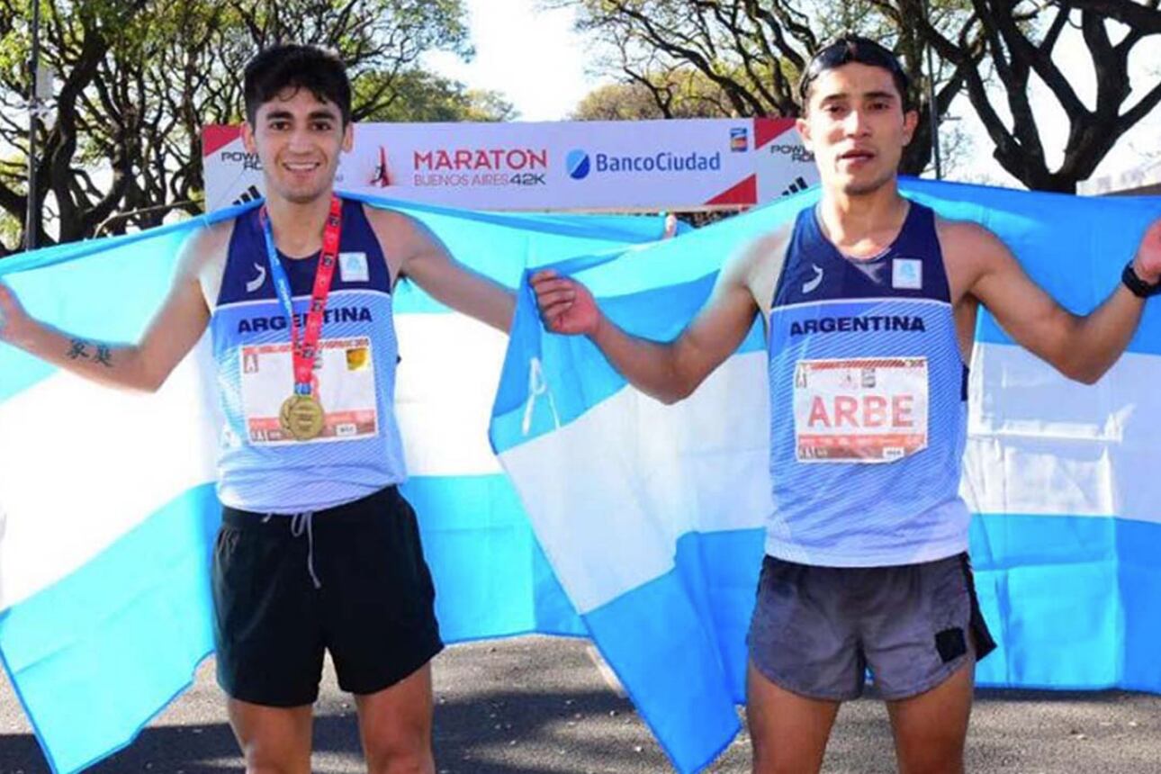 Arbe (derecha) posa con su coterráneo Eulalio Muñóz tras finalizar la Maratón de Buenos Aires.