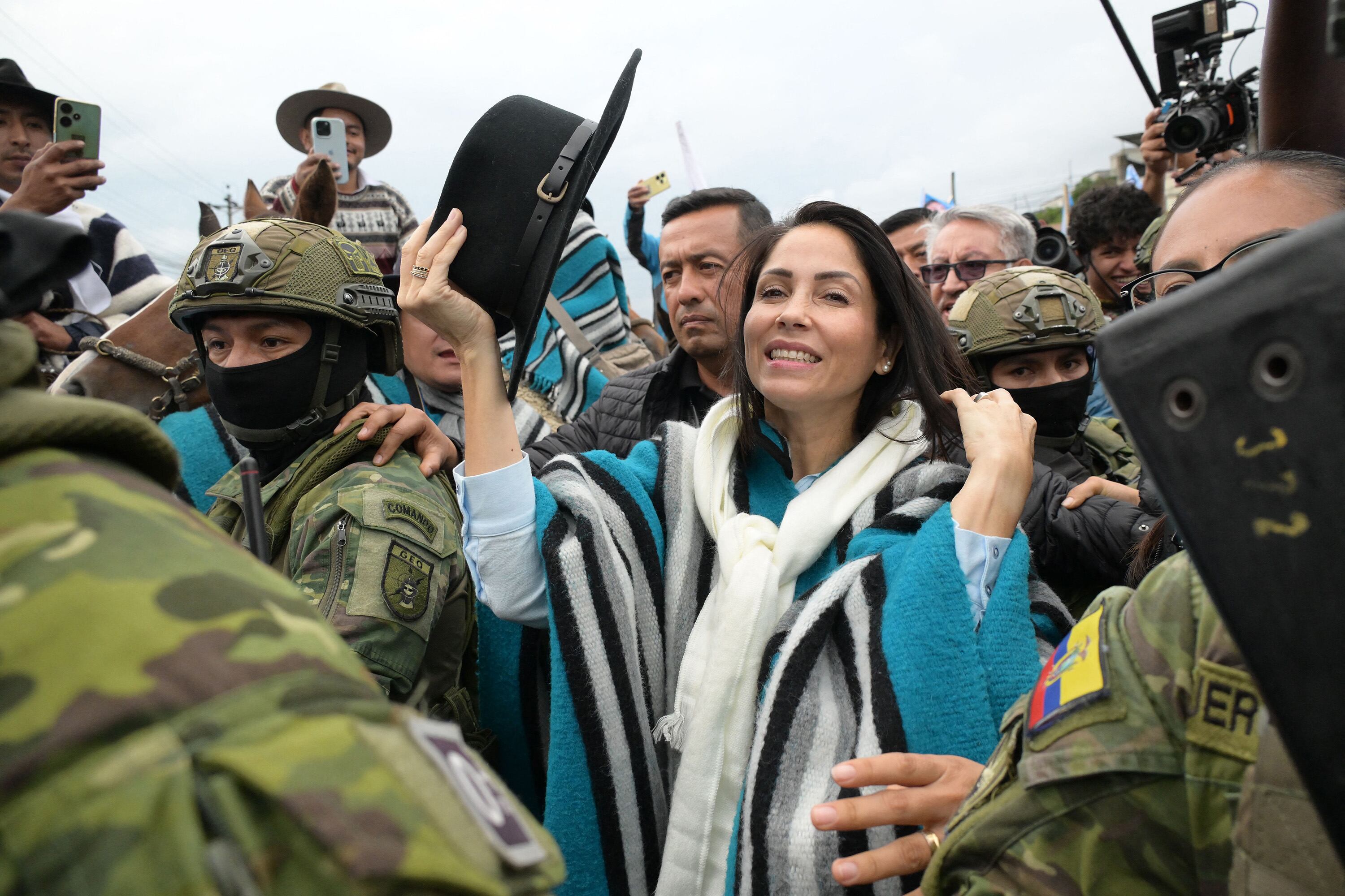 Luisa González saluda a sus simpatizantes durante un acto de campaña en Cutuglagua