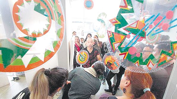 En la puesta hay unos cien originales, instalaciones, esculturas y videos.