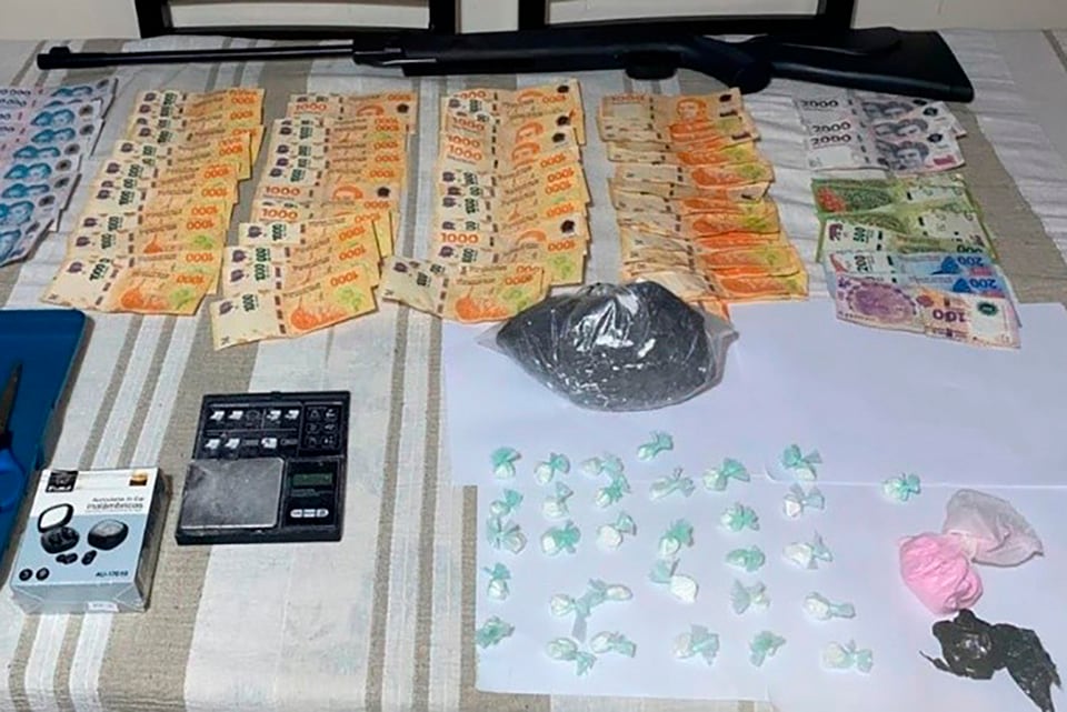 En el box para la basura del tercer piso, encontraron estupefacientes, dinero y una balanza. 