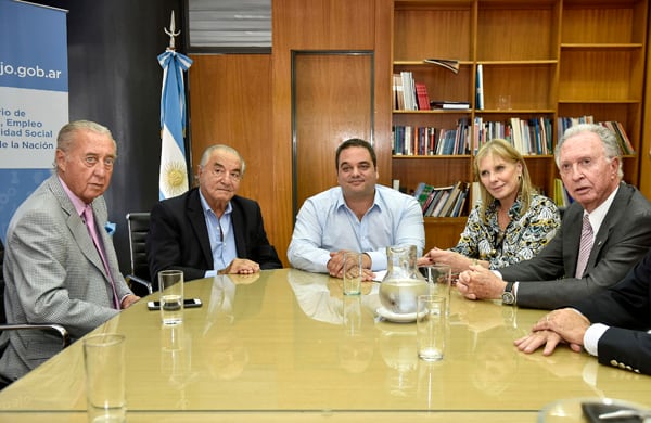 El ministro de Trabajo, Jorge Triaca, acompañó la firma del acuerdo salarial, que acepta el techo del Gobierno.