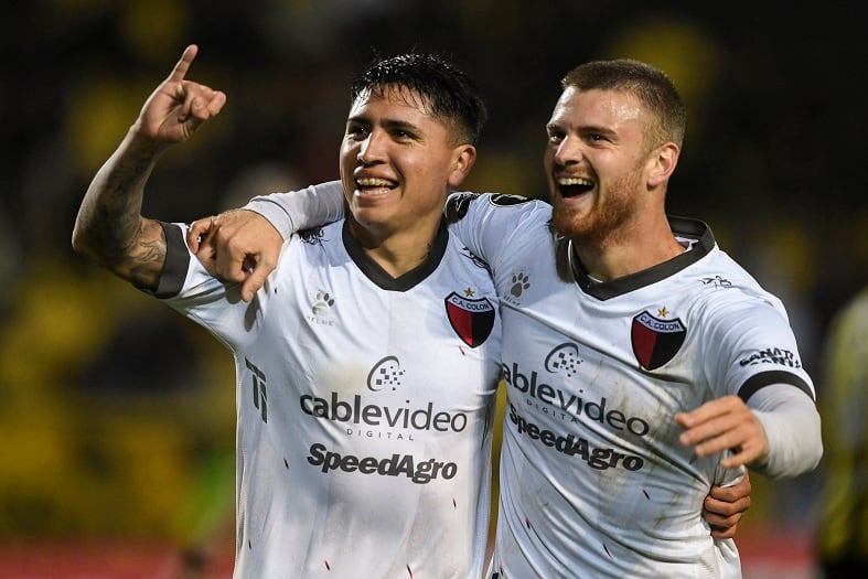 Colón festeja el gol de Farías, que no fue necesario por el triunfo de Olimpia en Paraguay
