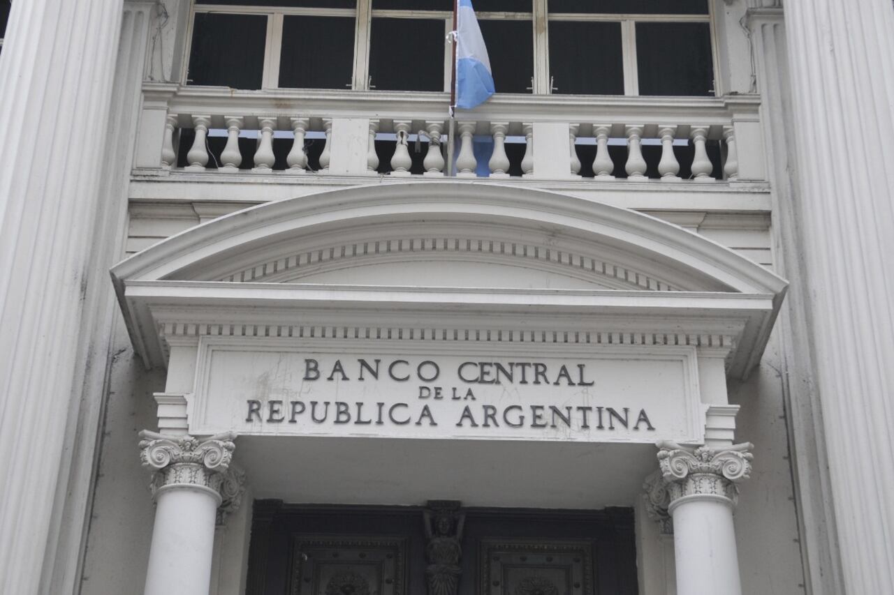 A muchos jubilados les depositan su haber en una cuenta, pero cobran por caja.